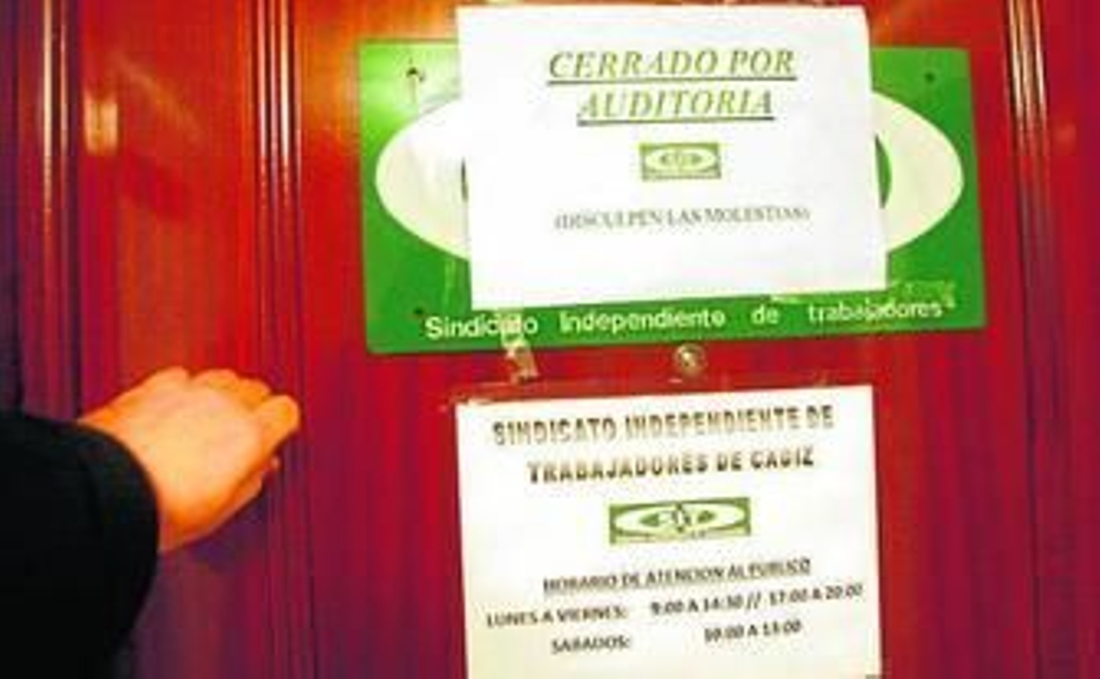 Imagen de la puerta de la sede del SIT de Cádiz, ayer.