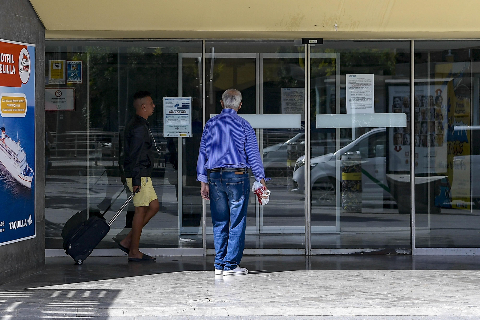 Dos personas acceden a la Estación de Autobuses de Granada