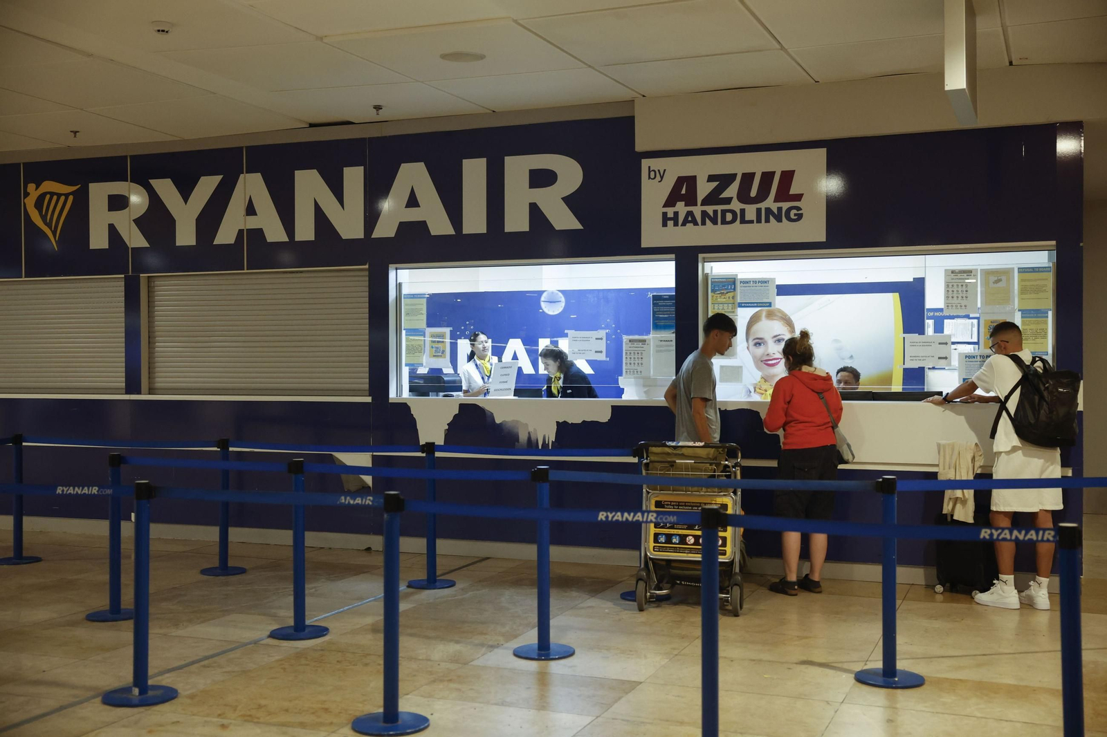 Pasajeros en el mostrador de Ryanair en el aeropuerto Adolfo Suárez Madrid Barajas