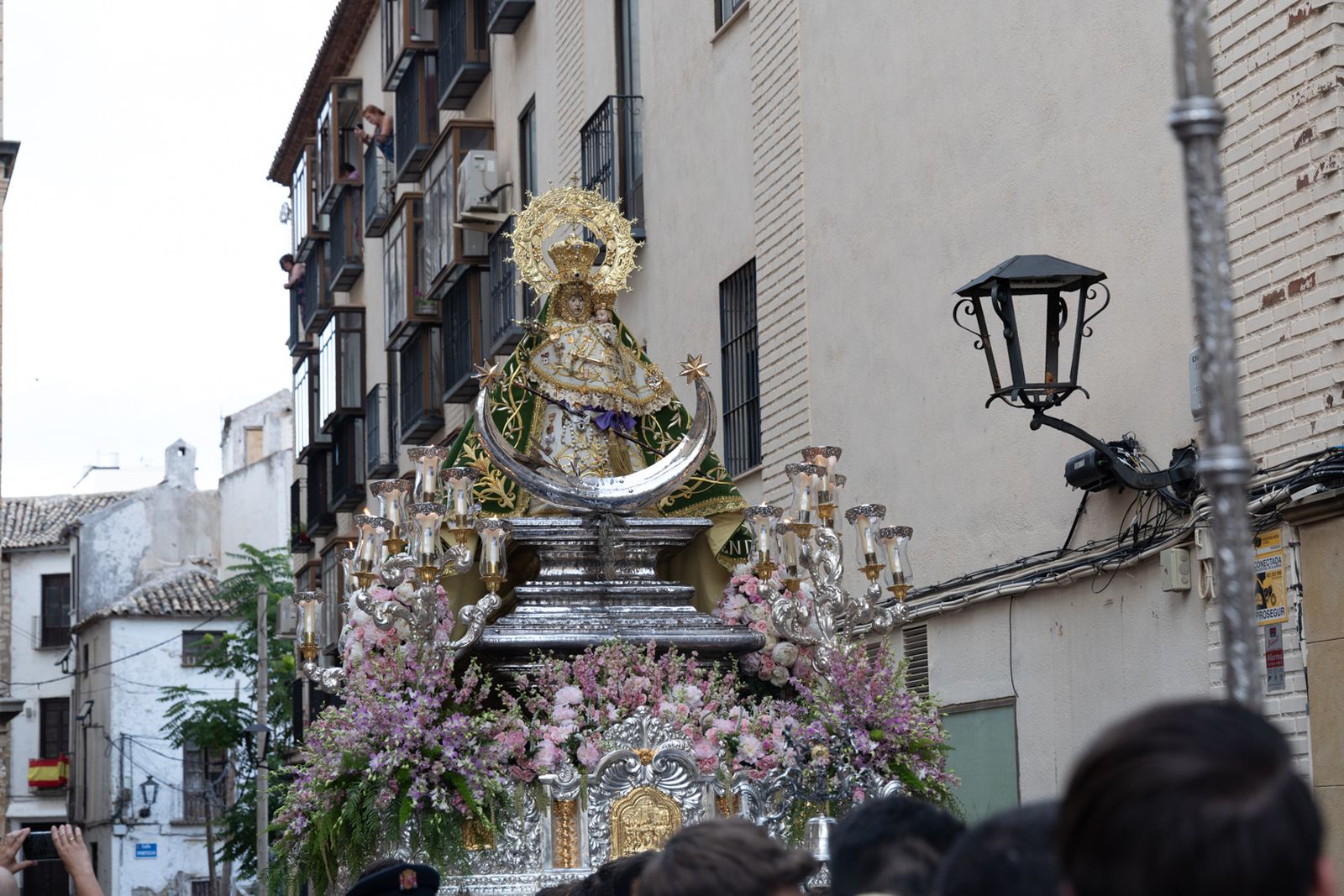 Así ha procesionado la Virgen de la Capilla por Jaén en su día grande.