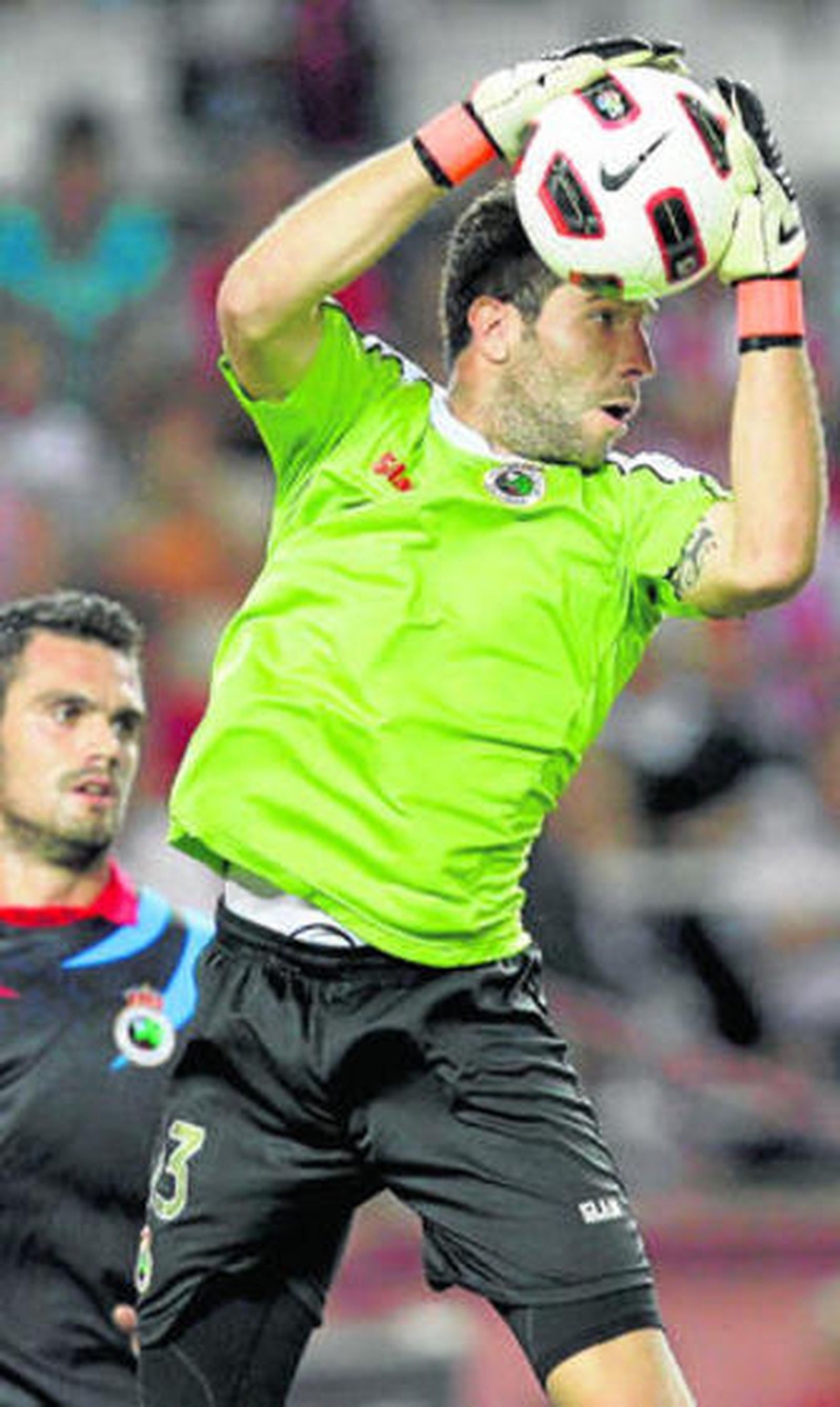 Toño bloca un balón en un partido ante el Sevilla de la pasada Liga.
