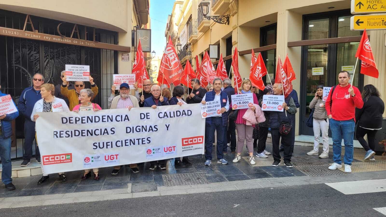 Pensionistas y jubilados concentrados en la Delegación de Asuntos Sociales.
