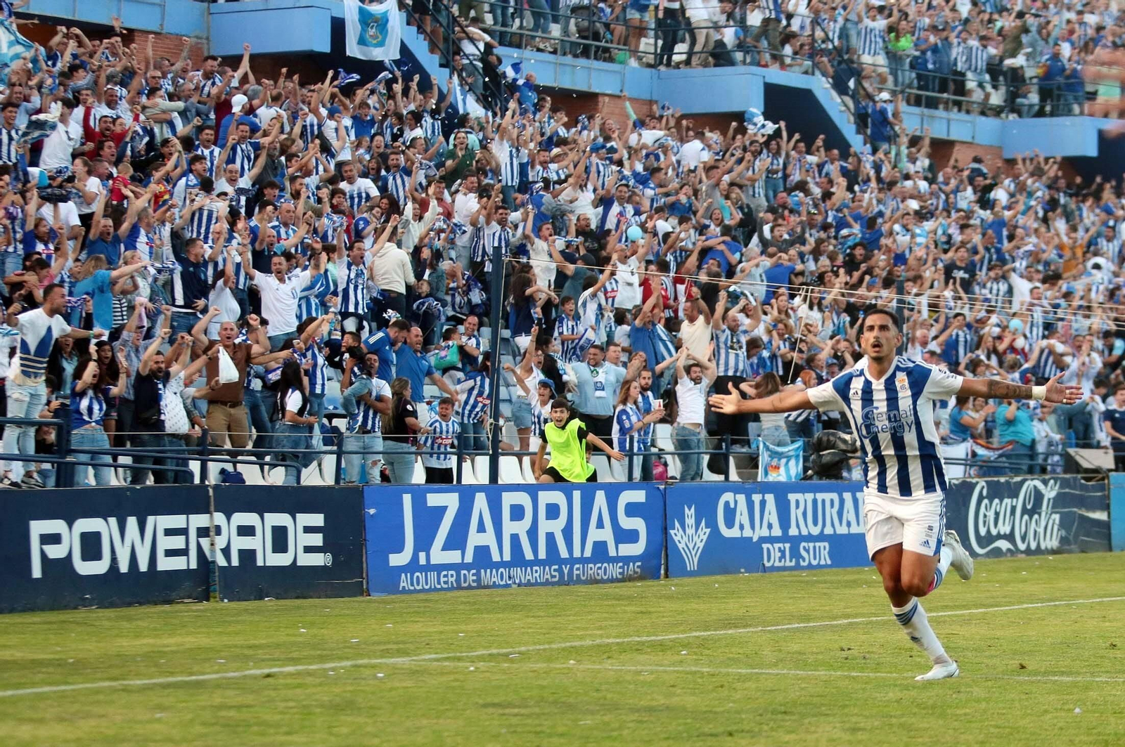 Dopi celebra el gol del ascenso a Primera RFEF.