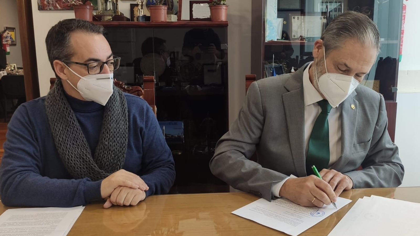 Momento de la firma de los convenios entre el delegado municipal de Servicios Sociales (izquierda) y el director de Cáritas Diocesana de Cádiz.