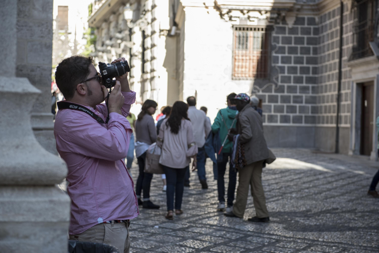 Un turista toma fotos en el entorno de la Catedral de Granada