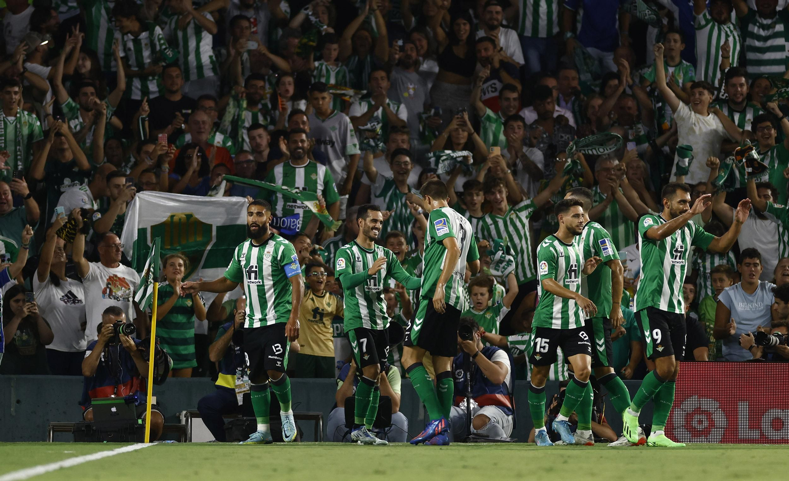 Los compañeros felicitan a Juanmi tras el 3-0.