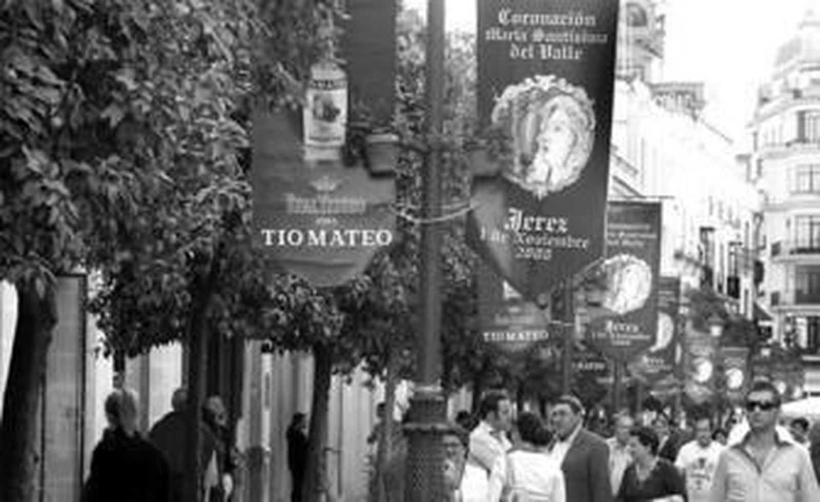 Ayer por la mañana empezaron a colocarse en el centro las banderolas alusivas a la coronación.