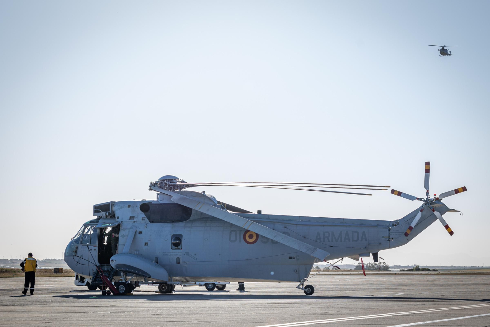 Imágenes del vuelo de despedida de los 'Sea King'  de la Quinta Escuadrilla de la FLOAN de la Armada por la Bahía de Cádiz