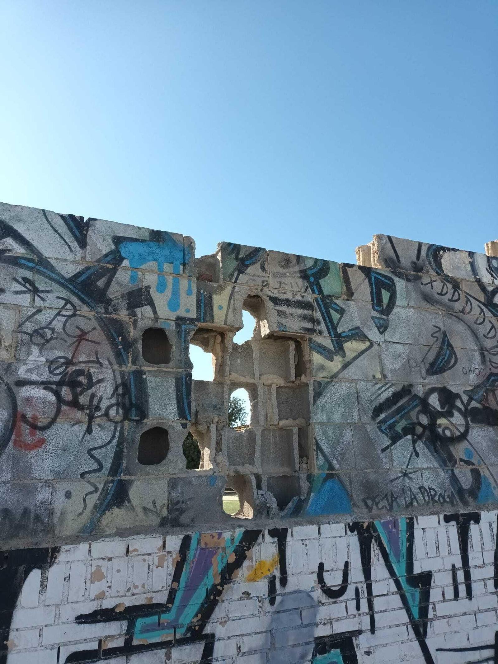 Agujeros en el muro del colegio por donde escalan los intrusos.