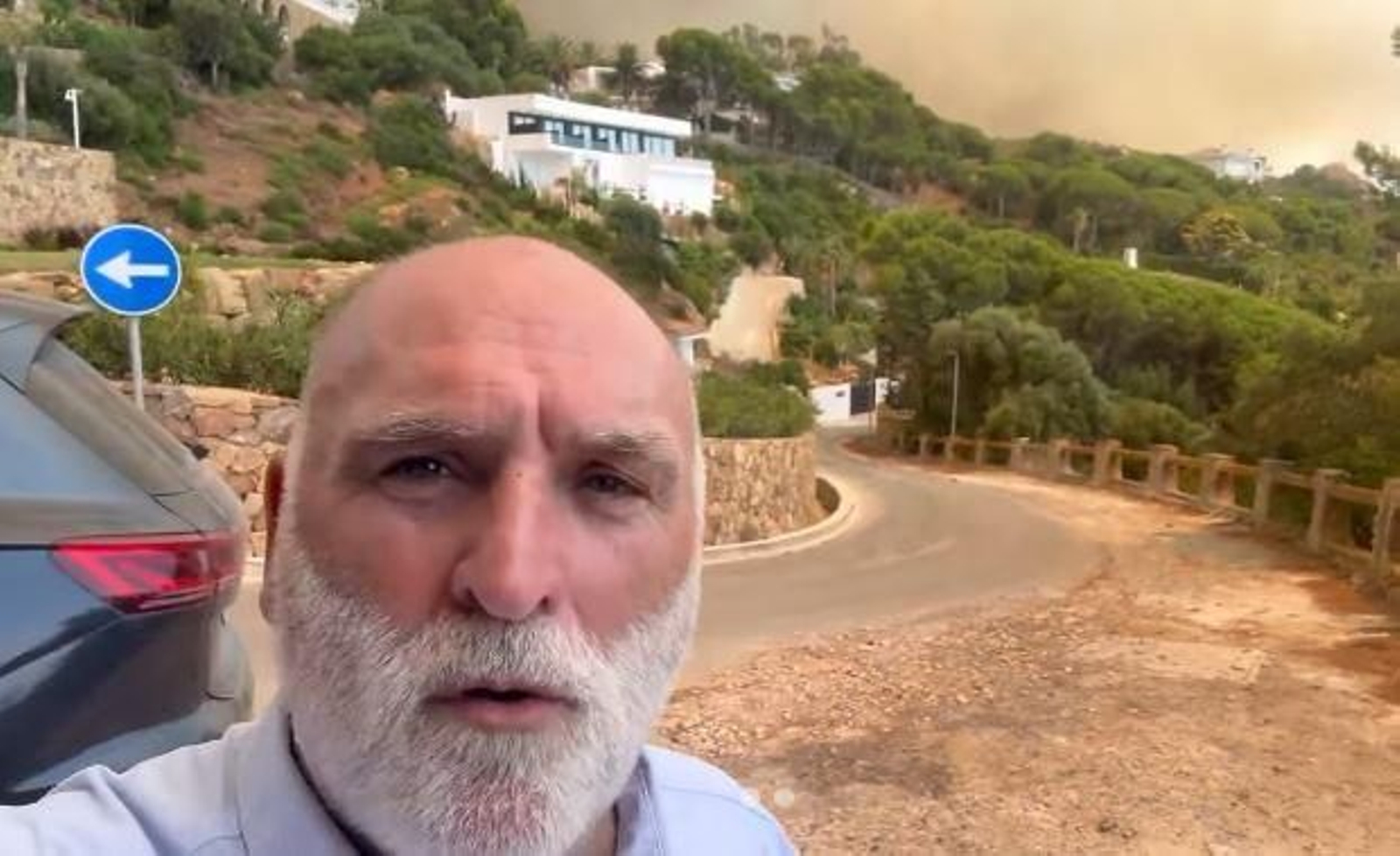 El chef José Andrés, cerca del incendio.