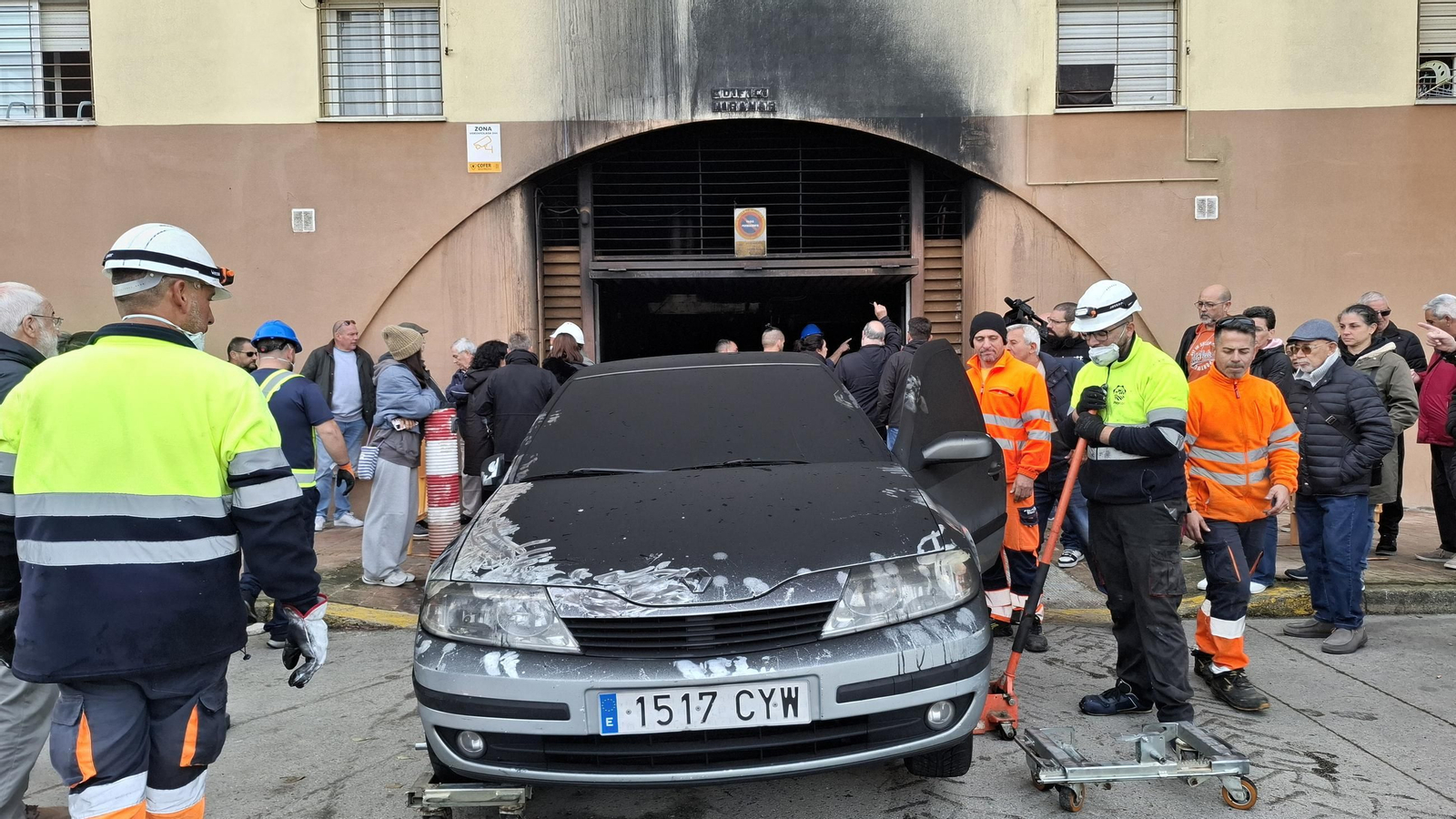 Retiran los coches incendiados en el garaje del Edificio Miramar del Río San Pedro