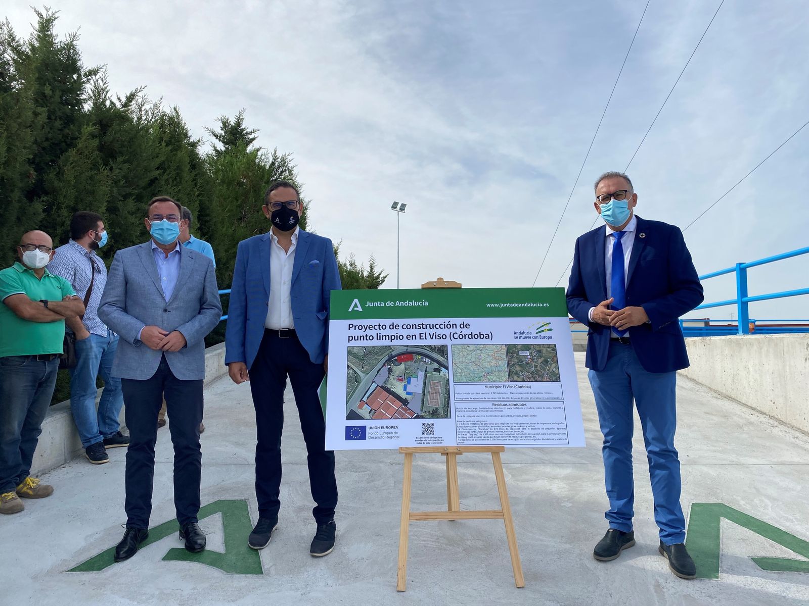 Autoridades en el acto de entrega del punto limpio de El Viso.
