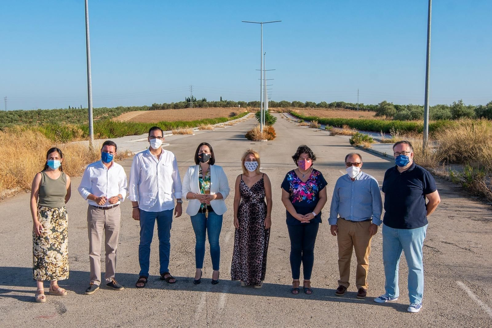 La presidenta del PP, Virginia Pérez, con la portavoz municipal de Espartinas y el alcalde de Villanueva del Ariscal, entre otros, en el vial que debe conectar con la SE-40. La presidenta del PP, Virginia Pérez, con la portavoz municipal de Espartinas y el alcalde de Villanueva del Ariscal, entre otros, en el vial que debe conectar con la SE-40.