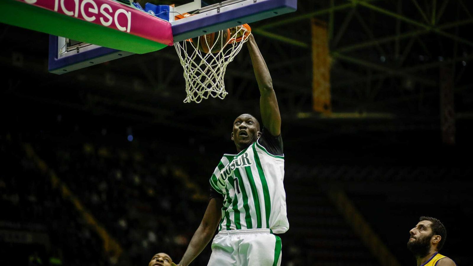 Niang machaca ante Bourousis.