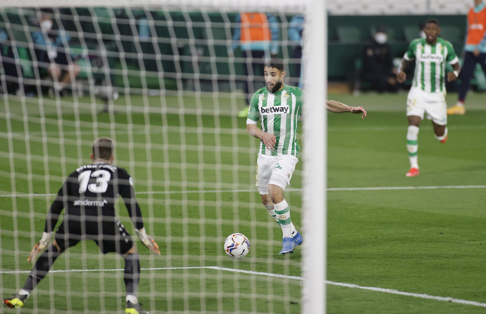 Fekir se planta delante de Aitor Fernández para confirmar el golazo que abría el marcador.