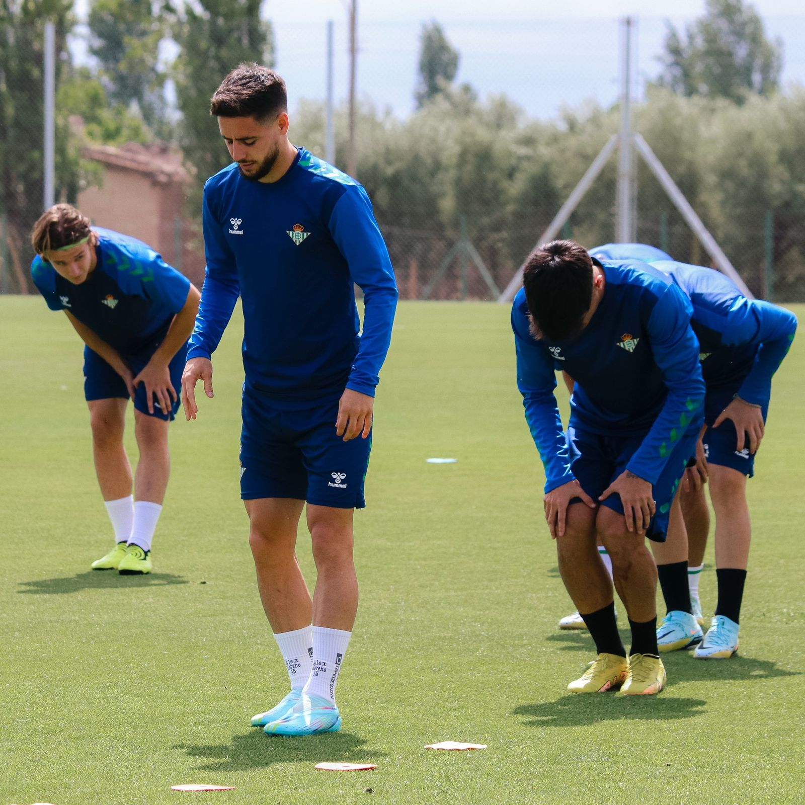 Álex Moreno se ejercita junto a algunos canteranos durante la gira por Sudamérica.
