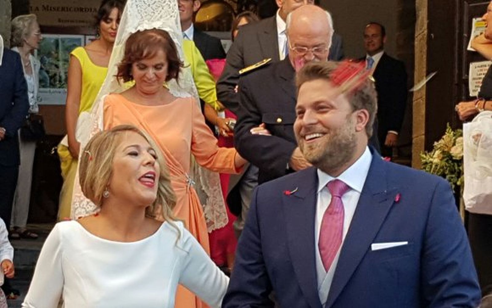 El nuevo matrimonio saliendo de la iglesia, seguido de los padrinos de la boda.

Foto: Ignacio Casas de Ciria