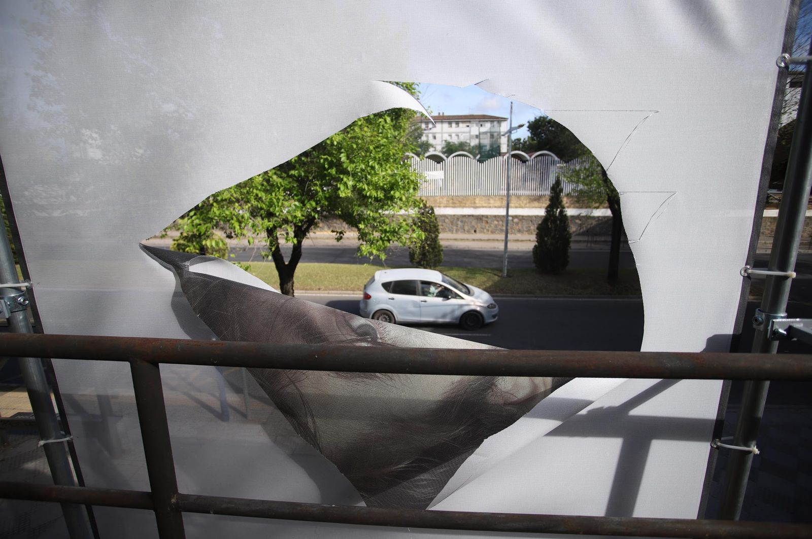 Imágenes  de los actos vandálicos en la exposición al aire libre de Jorge Fuembuena en la Avda Santa Marta