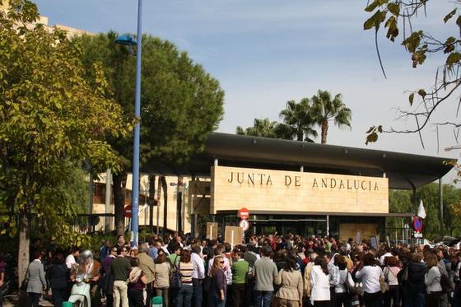 Los funcionarios de la Junta y algunos representantes del CSIF protestan frente a Torretriana.

Foto: Redacci?
