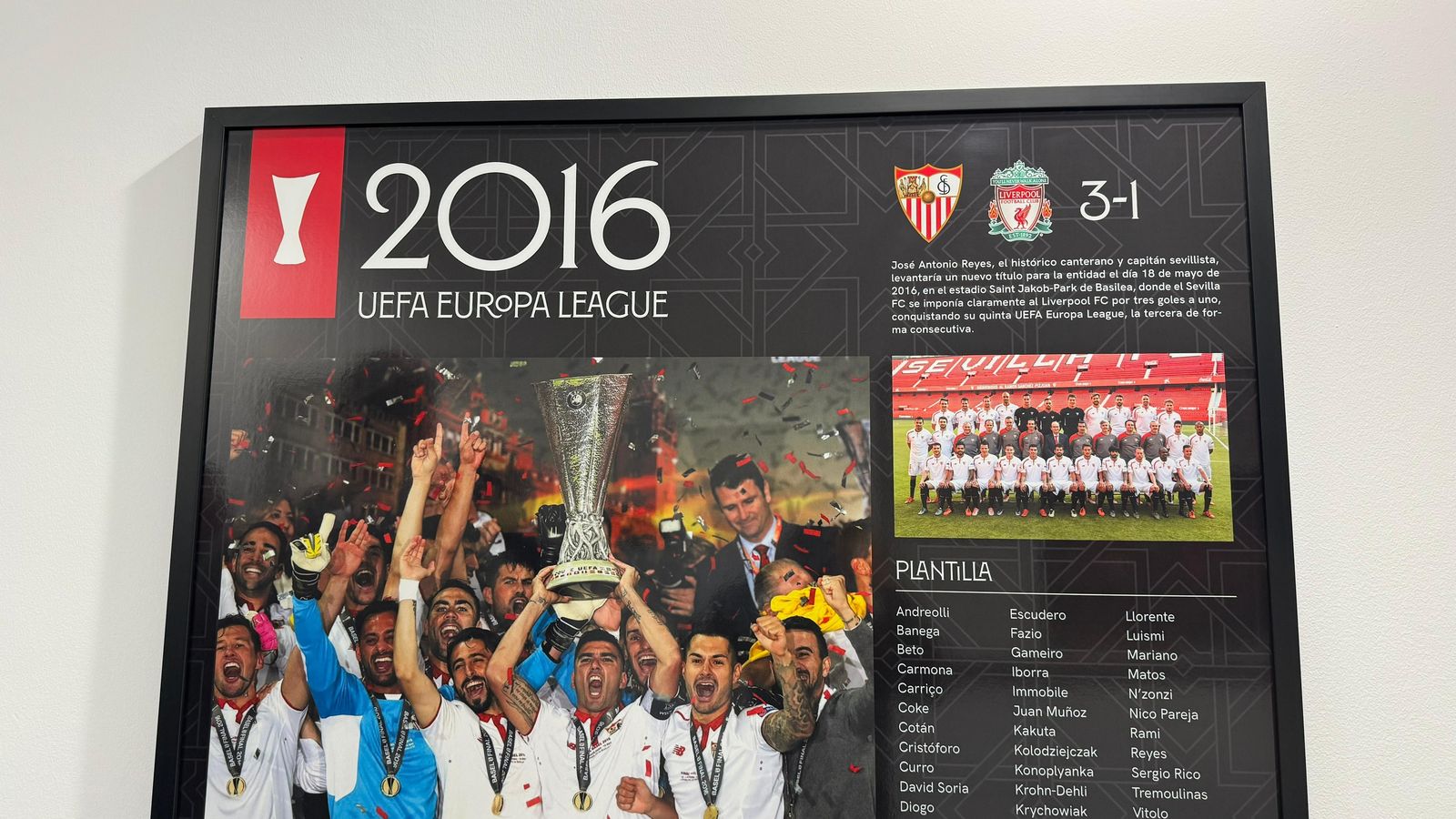 Cuadro del triunfo del Sevilla en Basilea 2016, situado en el nuevo edificio del primer equipo