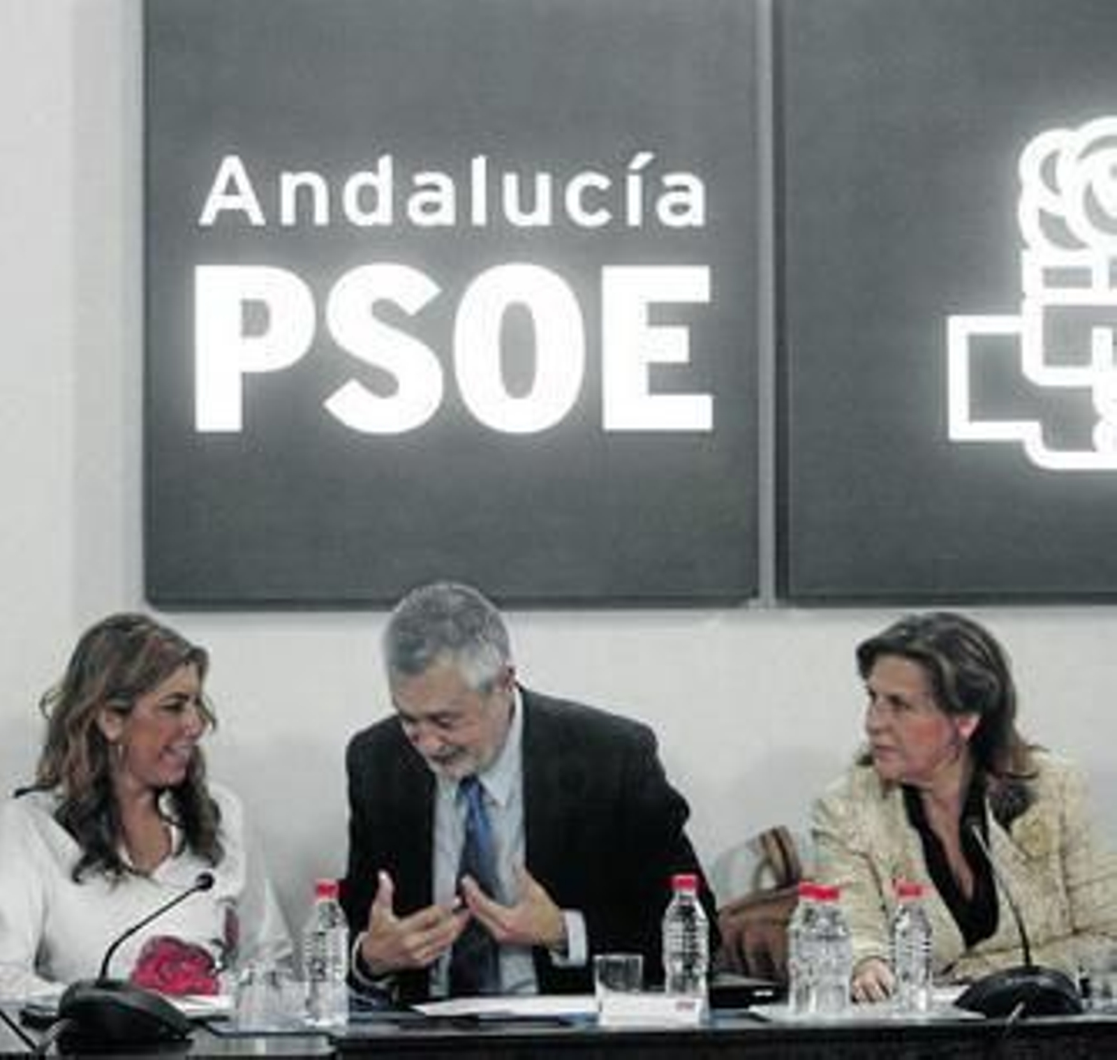 Griñán conversa con Susana Díaz en la ejecutiva regional del PSOE celebrada el lunes.