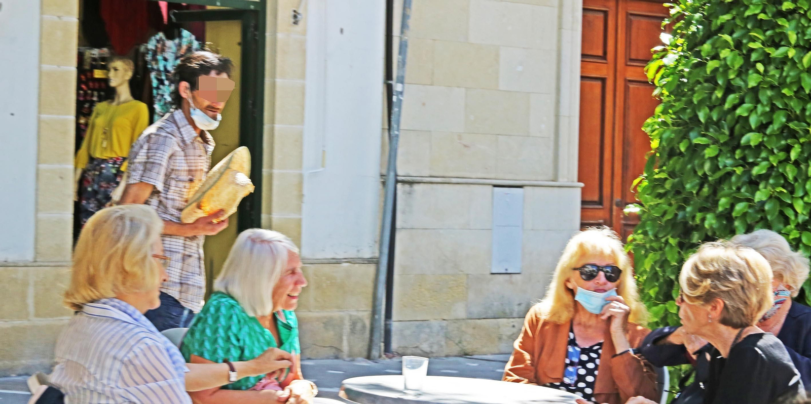 Un hombre pidiendo en una mesa de un establecimiento del centro.