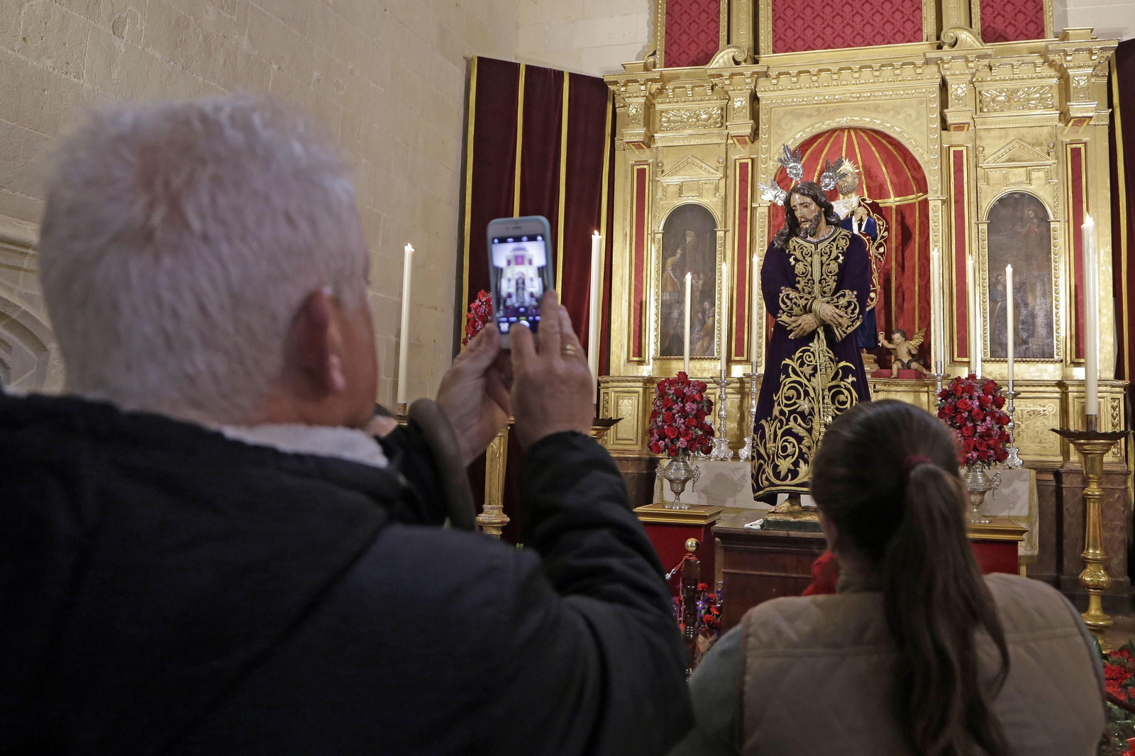 Momentos de los besamanos y besapies de este domingo de Pregón