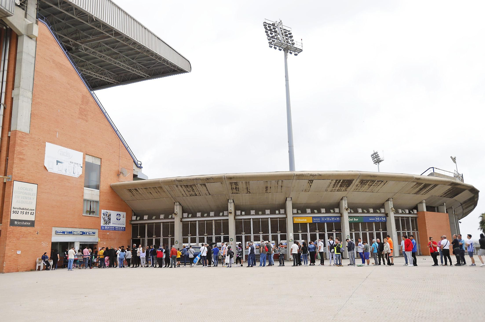 Largas colas para comprar las últimas entradas de la final del Recreativo de Huelva