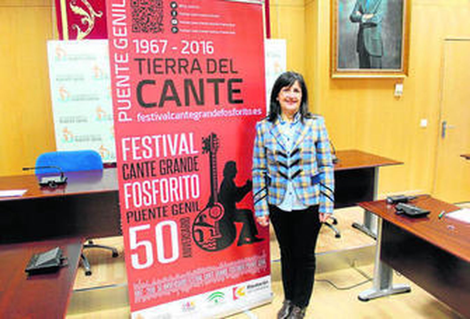 Lola Gálvez, con el cartel del festival.