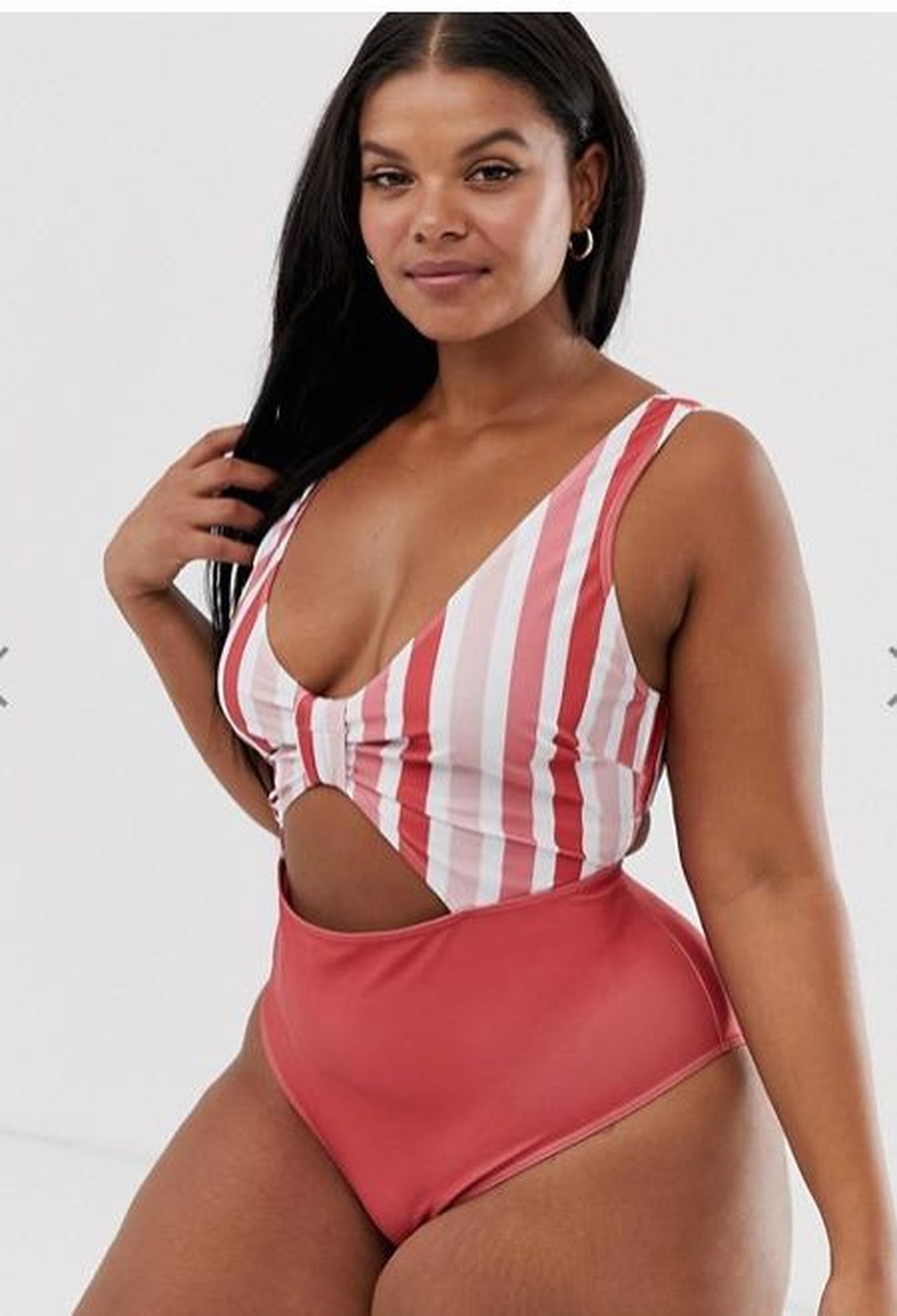 Bañador con aberturas y raya