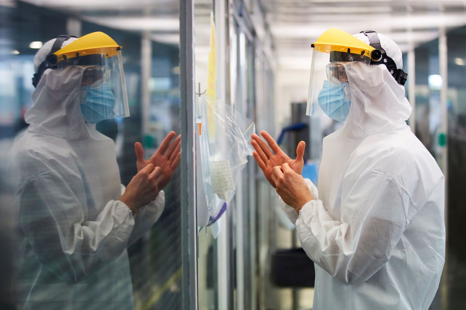 Un sanitario realiza su trabajo con enfermos de Covid-19 en la UCI  del hospital del Mar de Barcelona.