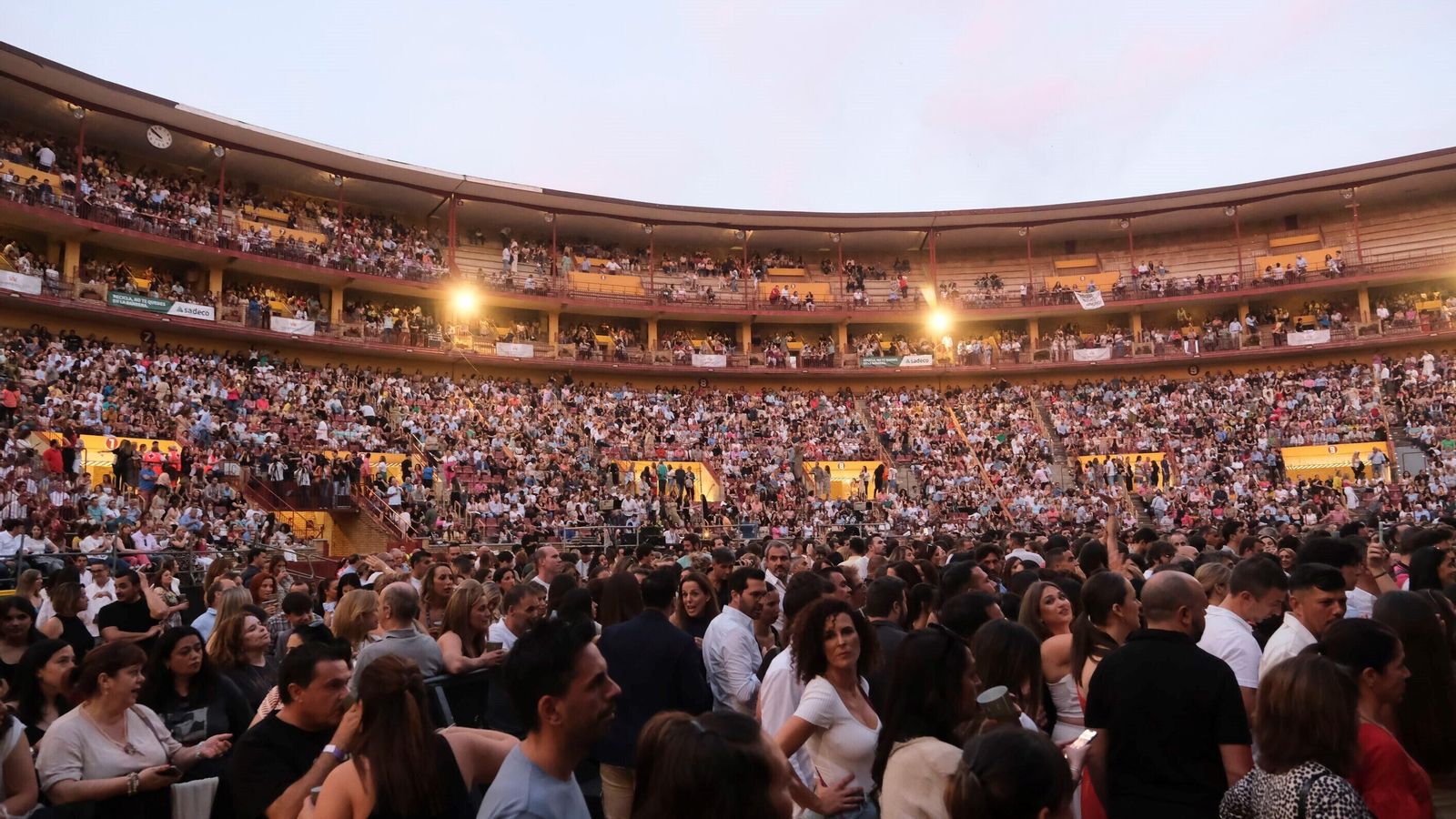 Miles de personas en el coso de Los Califas esperan a Sanz.