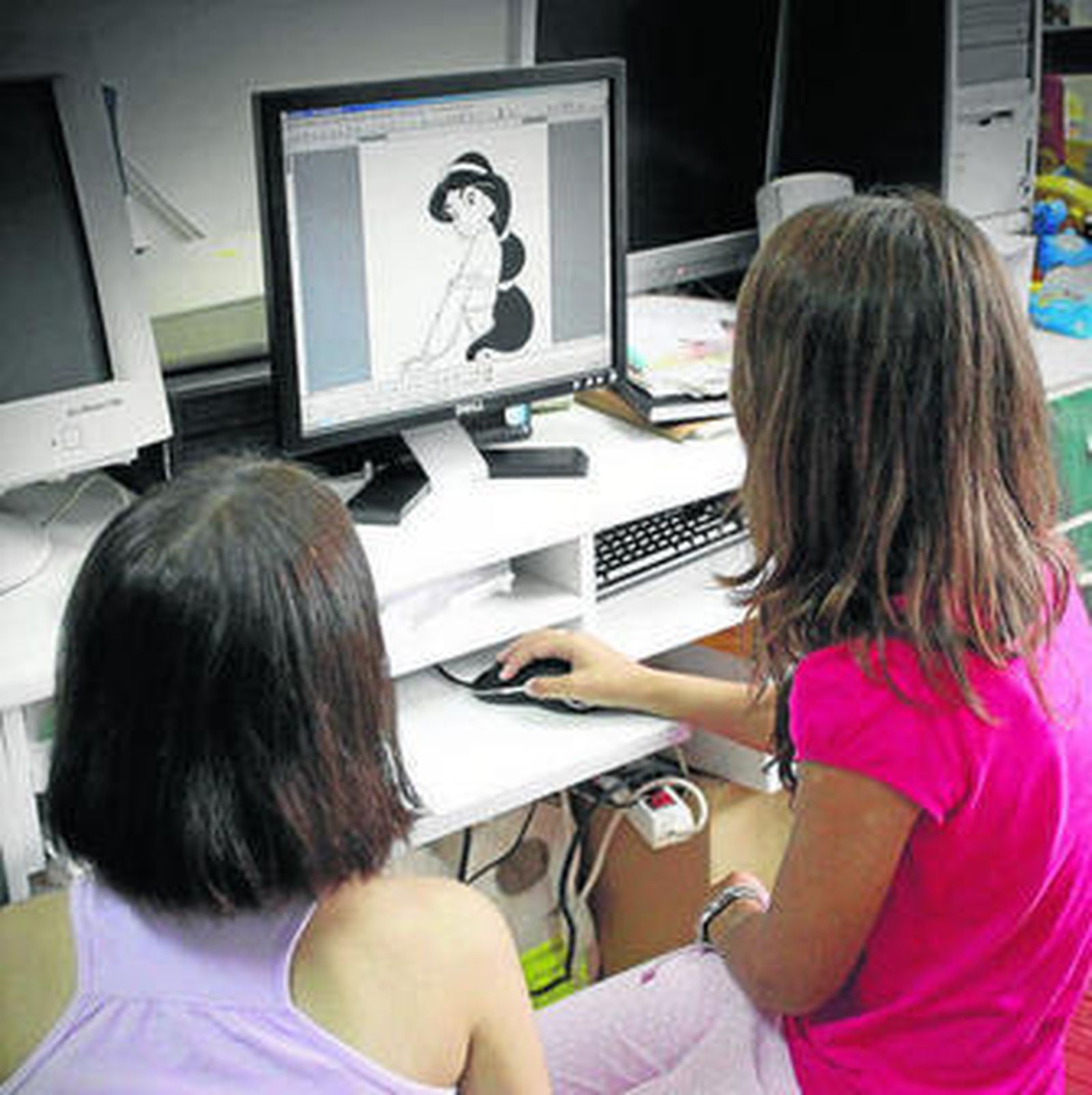 Dos niñas delante de un ordenador.