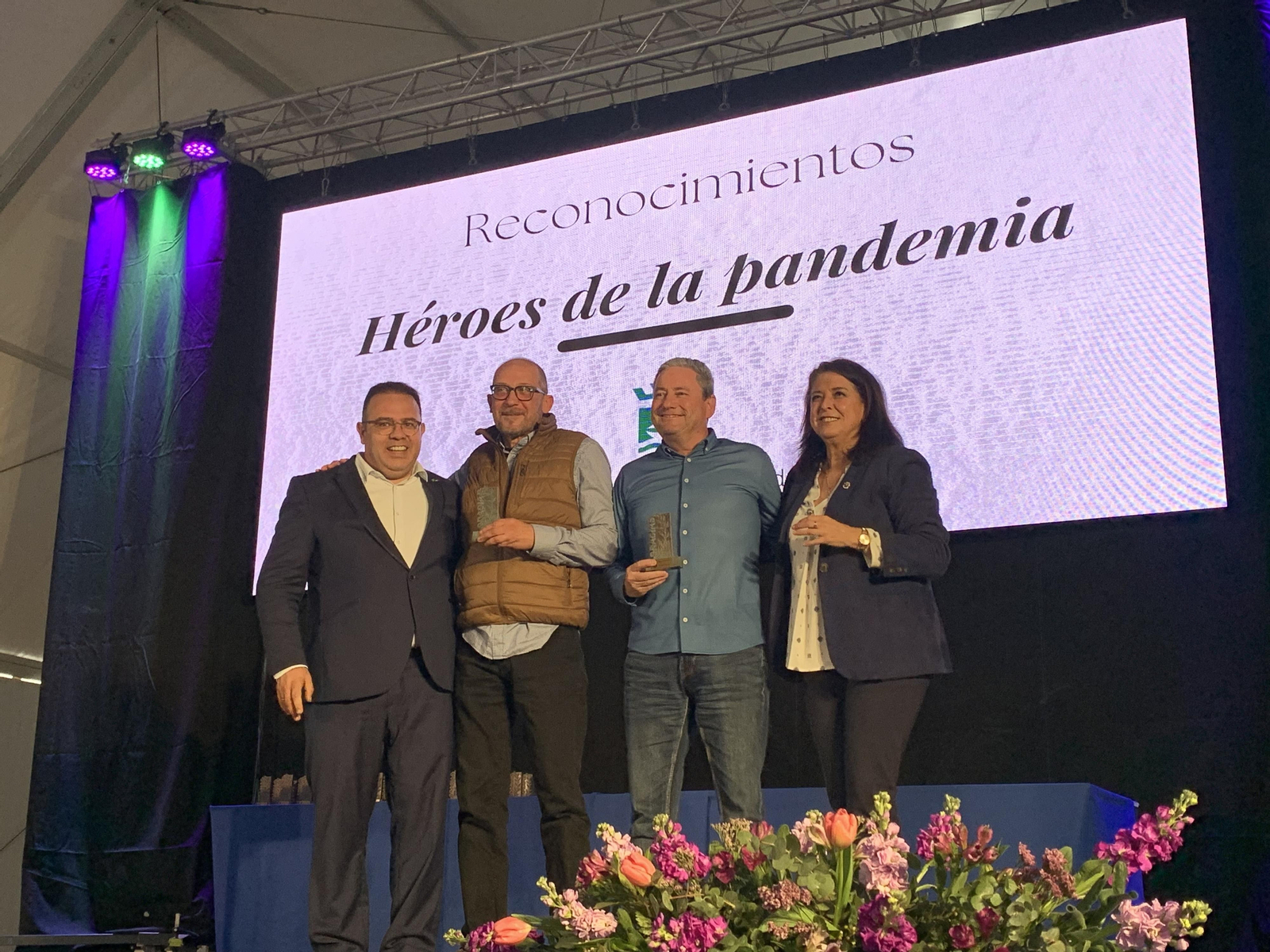Así ha sido el homenaje de Almuñécar a los colectivos, profesionales y voluntarios en primera línea de la pandemia