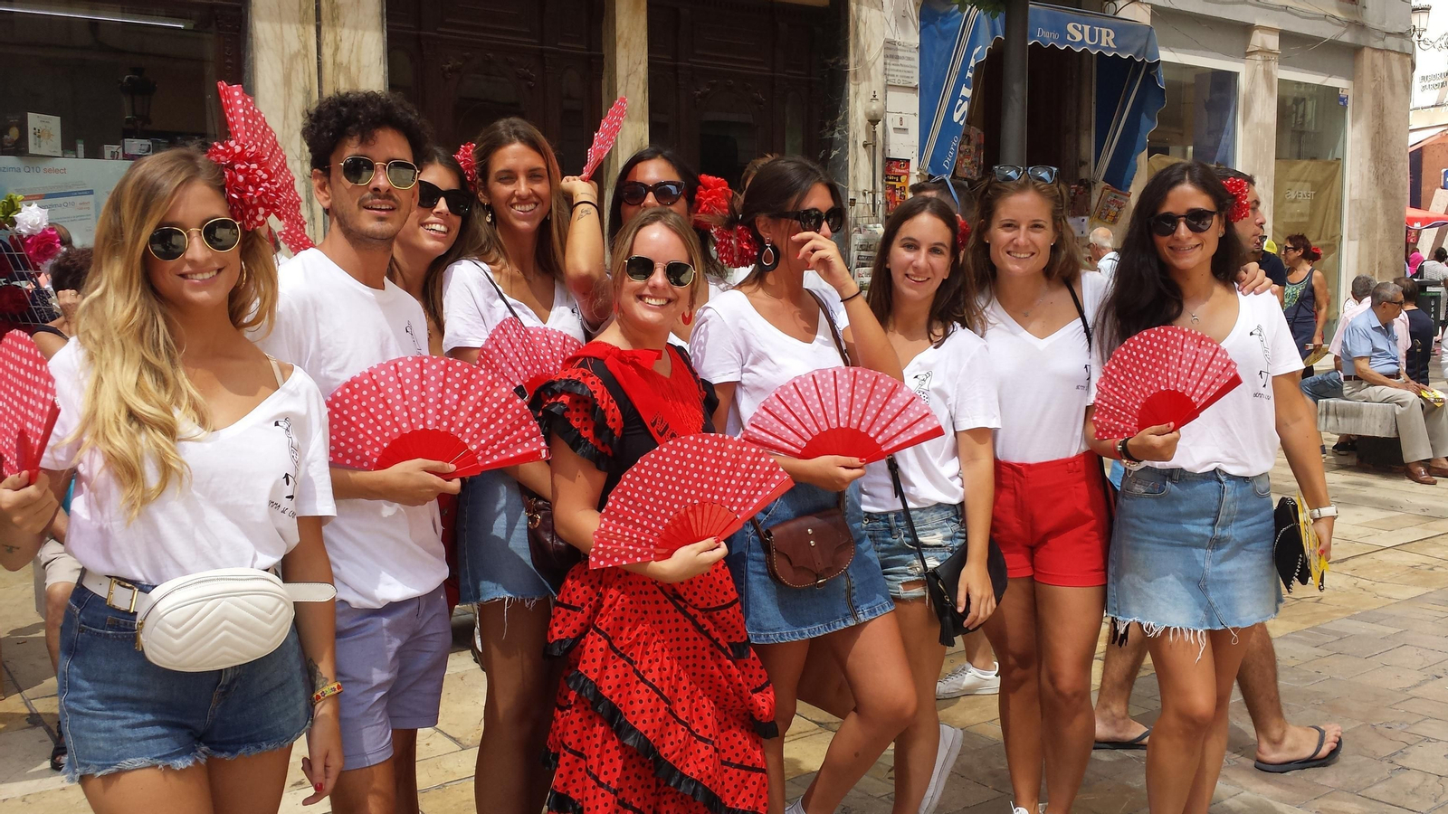 Un grupo de barcelonesas que festejaron la despedida de soltera de una de ellas lucían camisetas personalizadas.