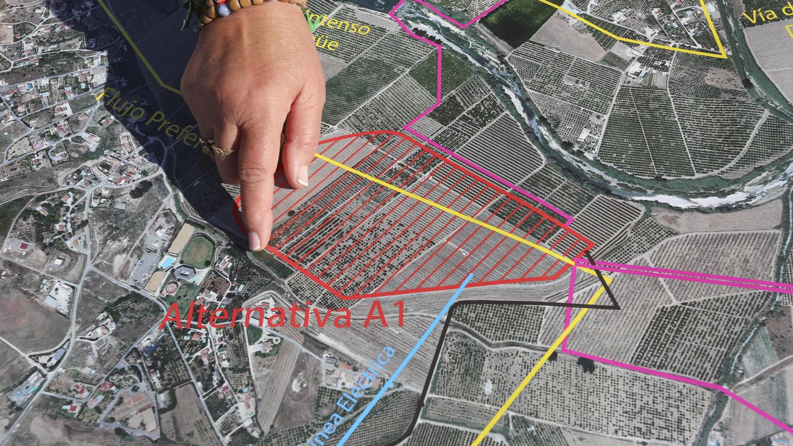 Carmen señala la cercanía de la futura EDAR a las casas.