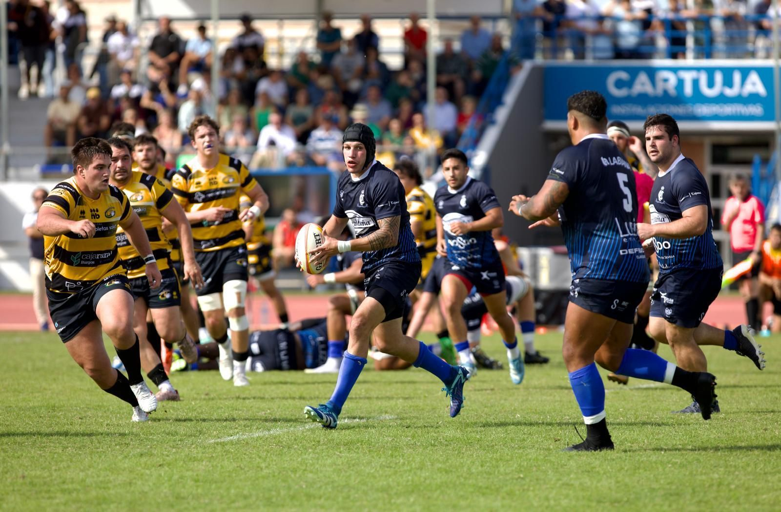 Alvar Gimeno intenta una jugada de ataque para el Real Ciencias La Carloteña.