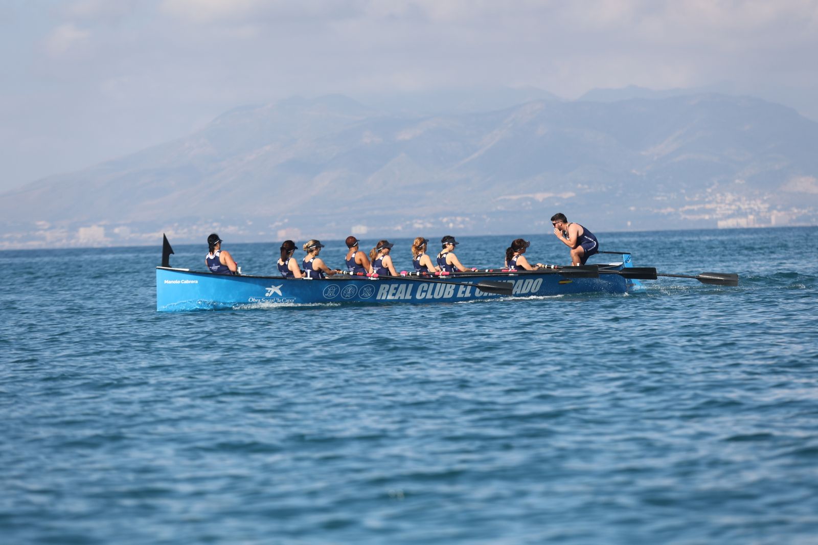 Más de 100 mujeres supervivientes de cáncer participan este sábado en una Regata Nacional en Málaga