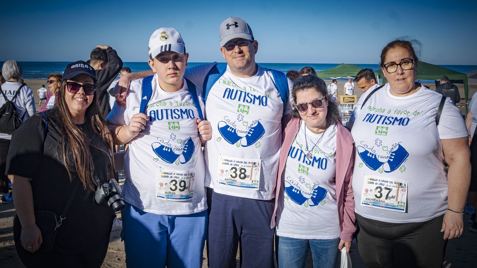 Búscate entre las imágenes de la  ‘I Marcha a favor del autismo’ en Cádiz