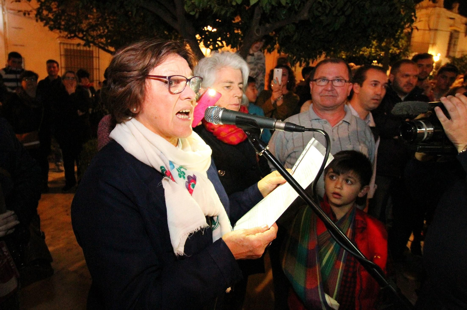 La concentración para pedir un nuevo párroco en Moguer, en imágenes