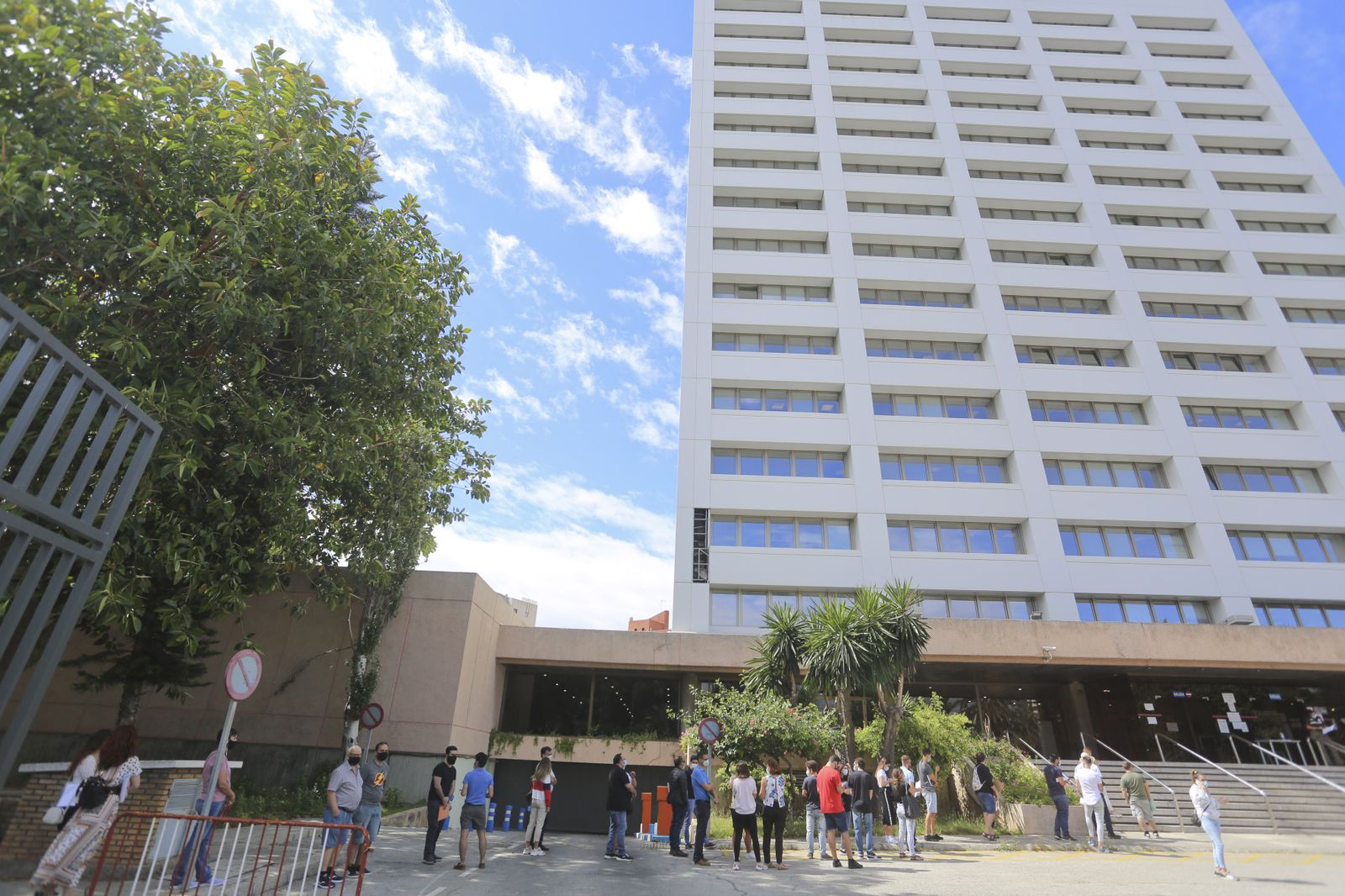 Las colas para ser vigilante en las playas de Málaga y controlar su aforo