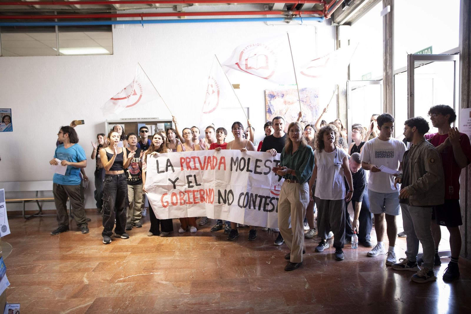 Así ha sido el tenso recibimiento a la vicepresidenta Yolanda Díaz en la Universidad de Granada: las imágenes