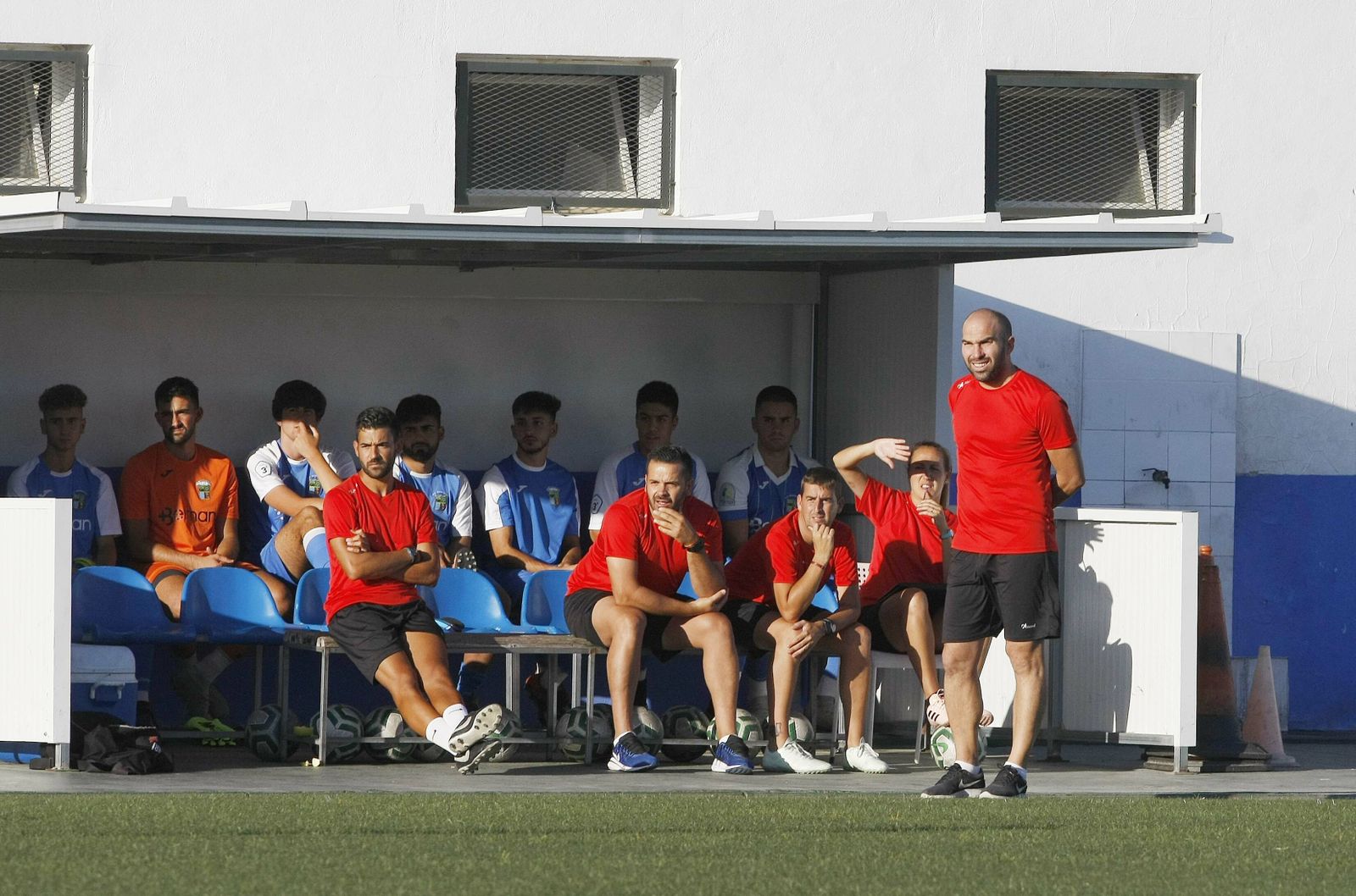Diego Galiano, en el banquillo del Guadalcacín en el amistoso ante el Rota.