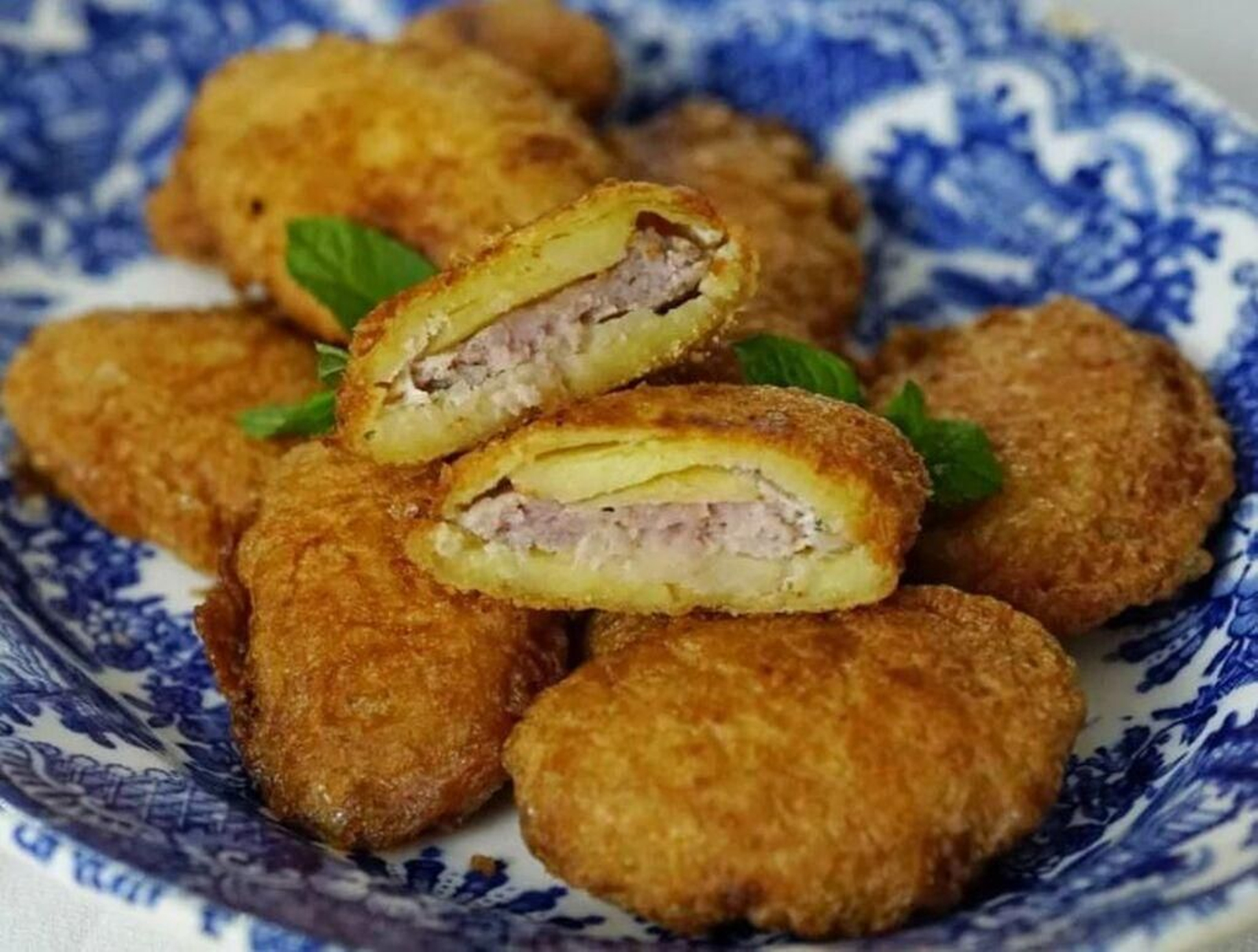 Un plato de patatas rellenas.