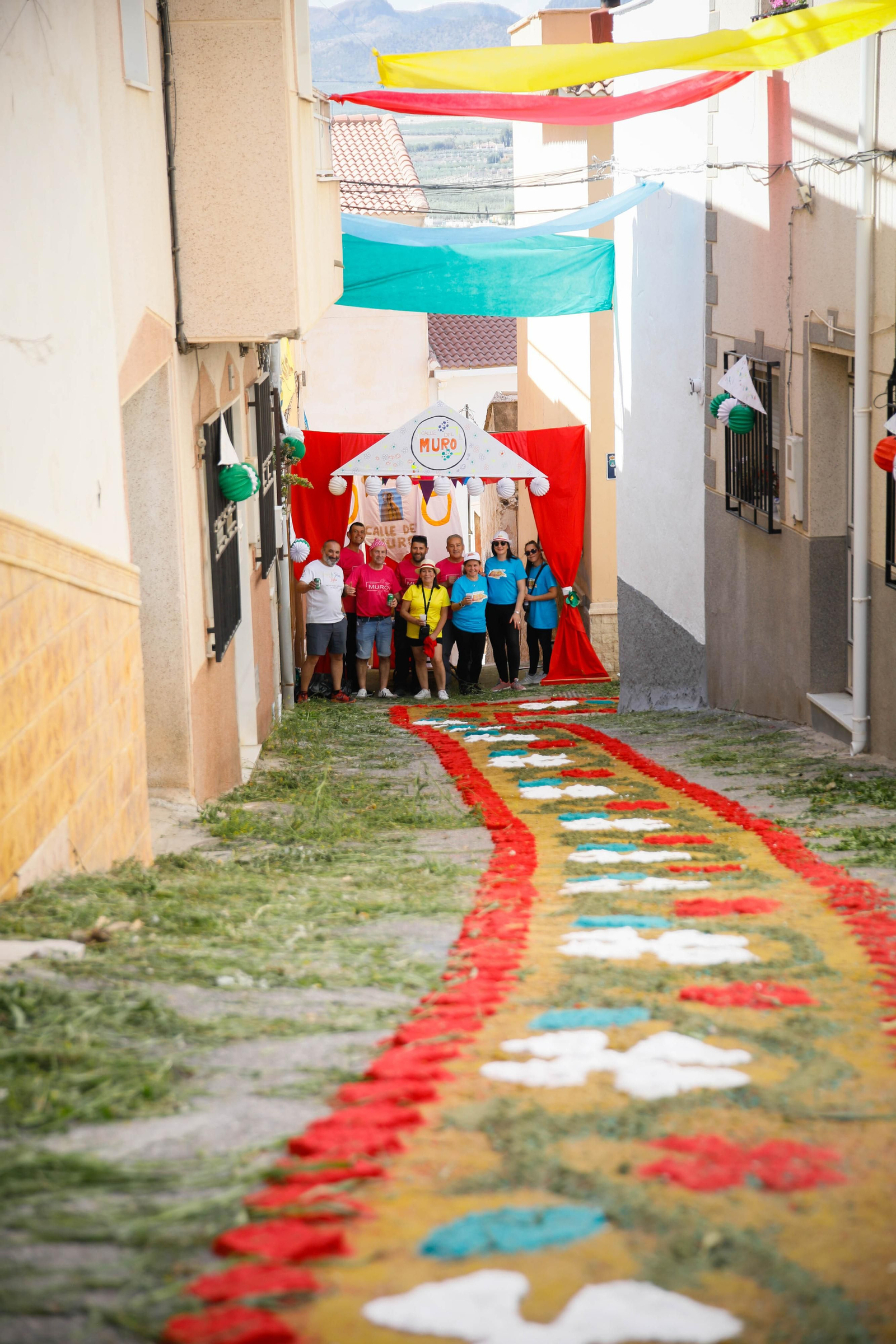 Así es la gran alfombra de serrín para que levite la Virgen de Fátima de Tíjola