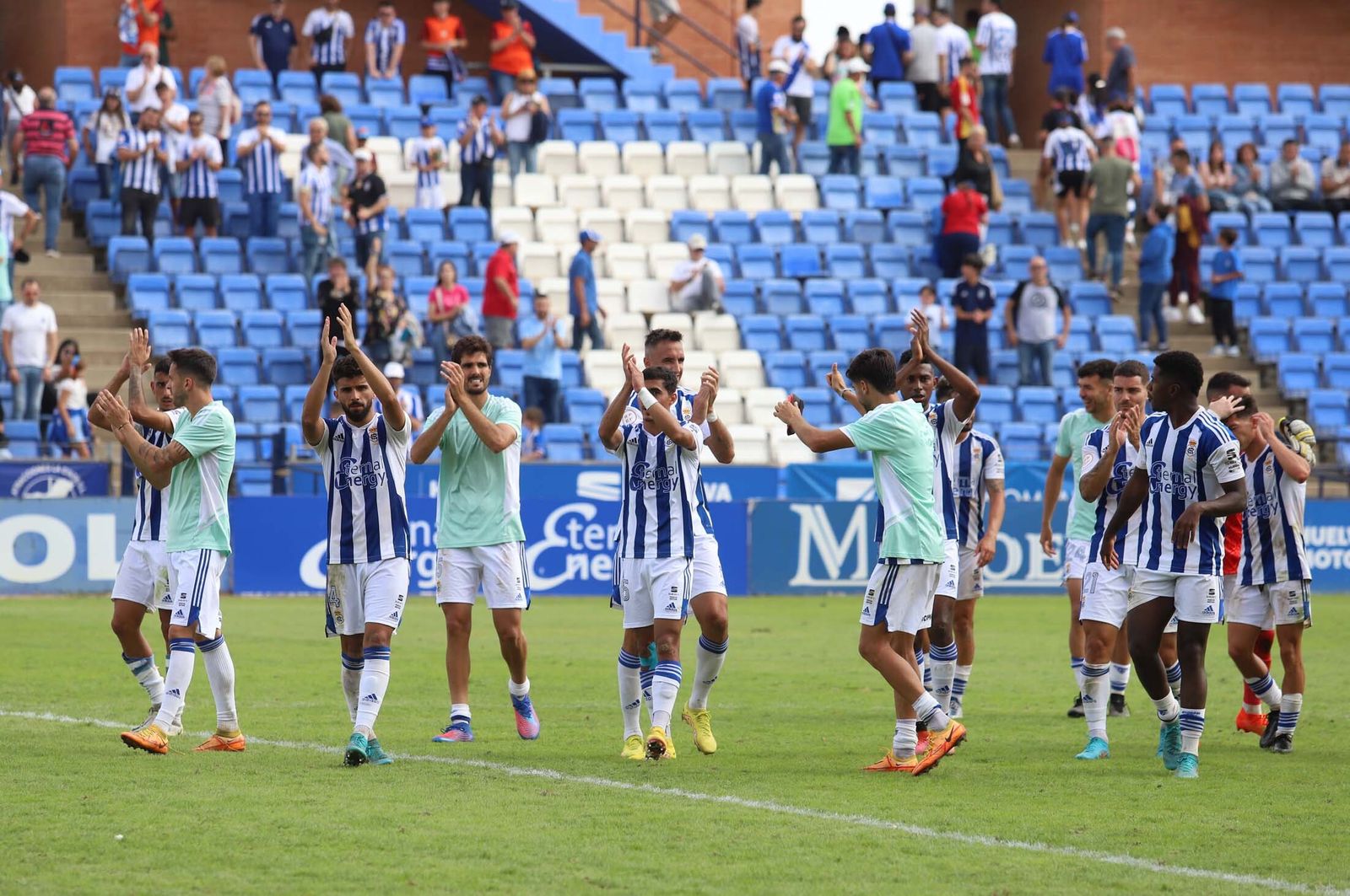 Los jugadores del Recre agradecen el apoyo de la afición tras la victoria del pasado domingo ante El Ejido.