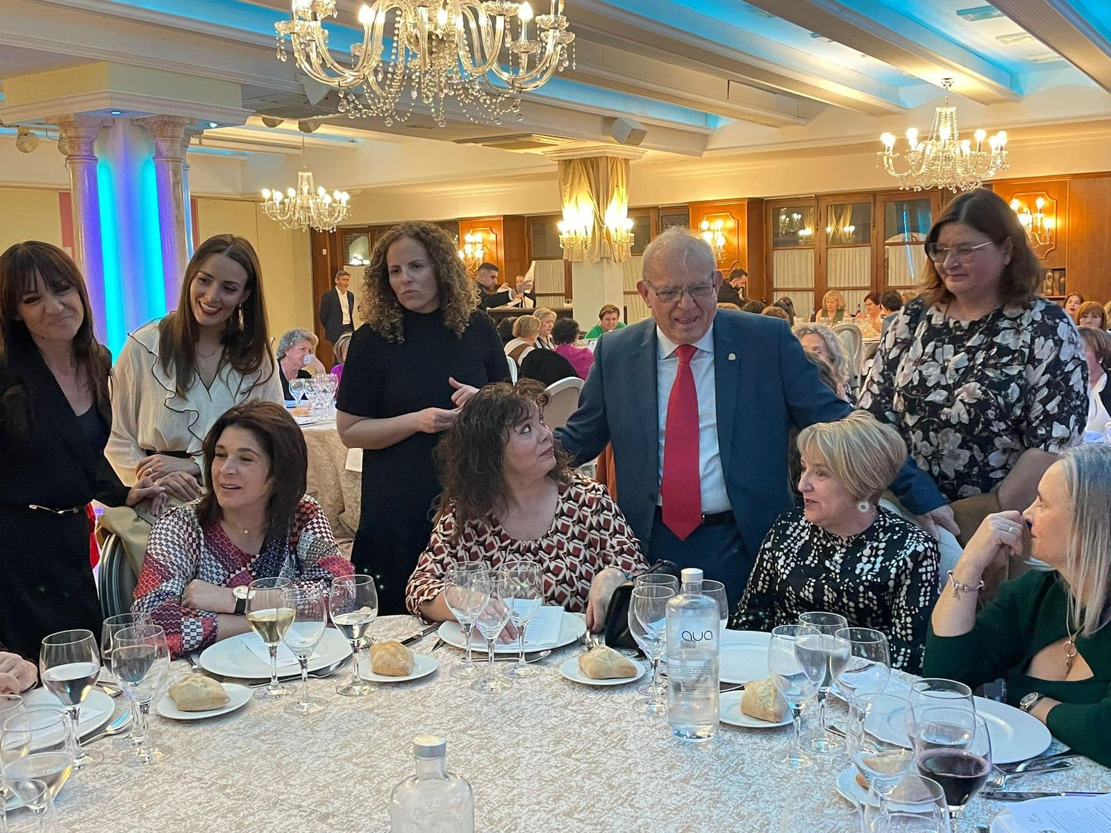 El precio del cubierto es de 35 euros e incluye transporte en autobús, ida y vuelta