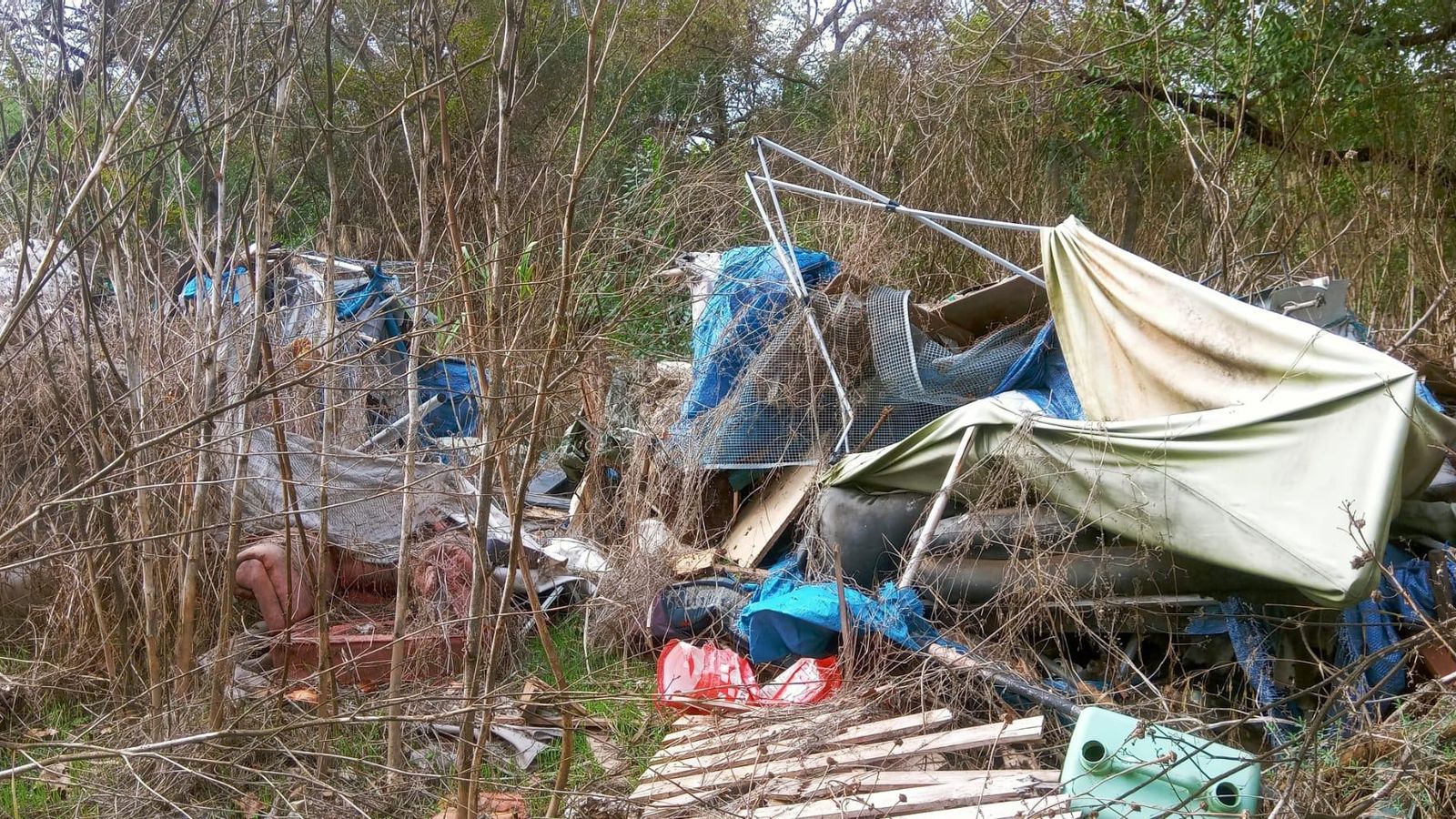 Restos de basura de los ocupantes.