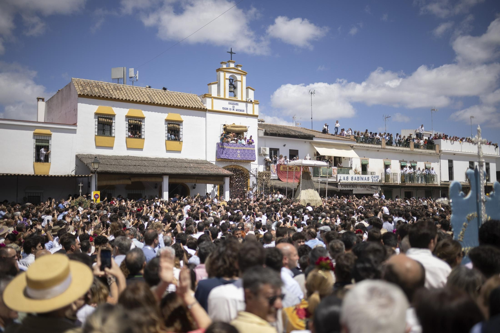 Las mejores imágenes de la procesión de la Virgen del Rocío en la aldea