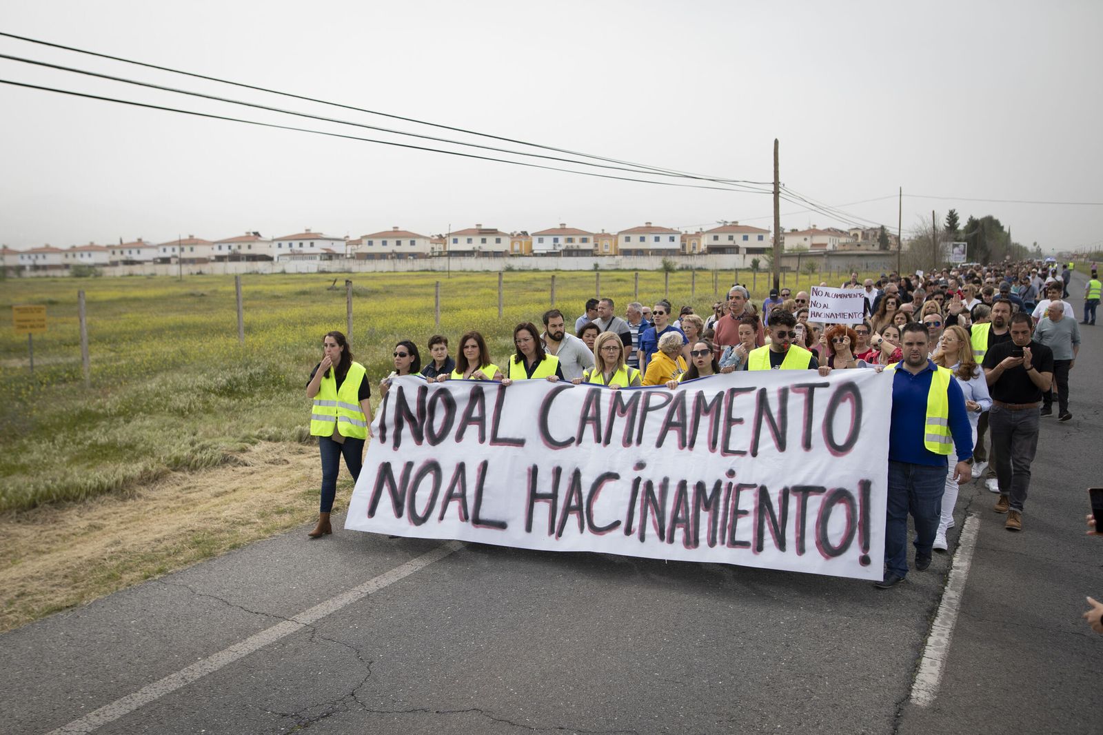 Las imágenes de la manifestación contra el centro de inmigrantes frente a la Base Aérea